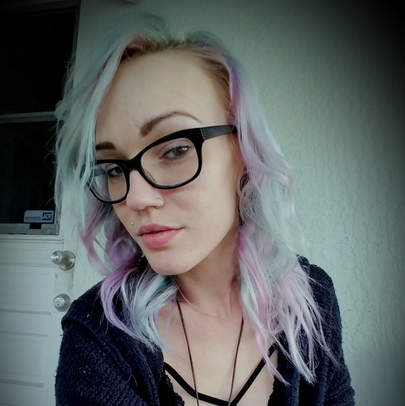 Meet your Posher, April - Picture 1 of 4